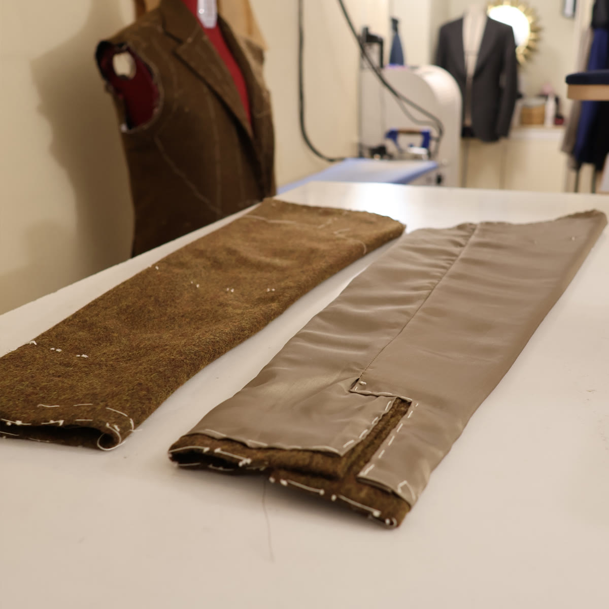 Detail van jasje in het atelier