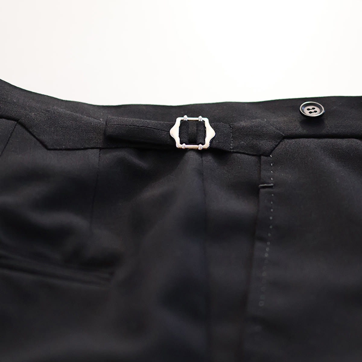 Pantalon detail tijdens afwerking